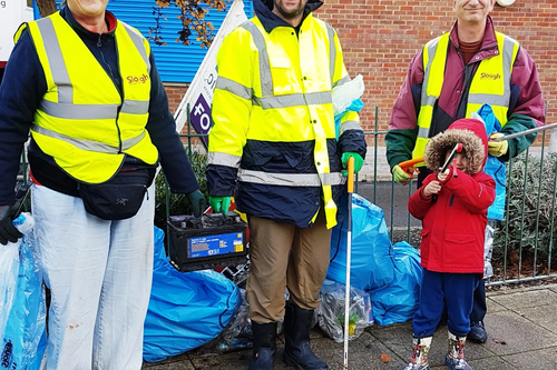 Cippenham Lib Dem Litter-Pick_Nov 18 (2): Jo Hanney; Matthew Taylor (and son); Robert Plimmer
