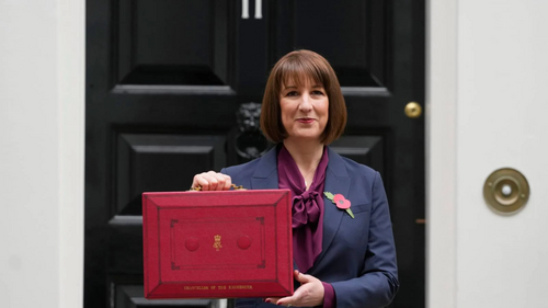 Rachel Reeves holding the red box at number 10