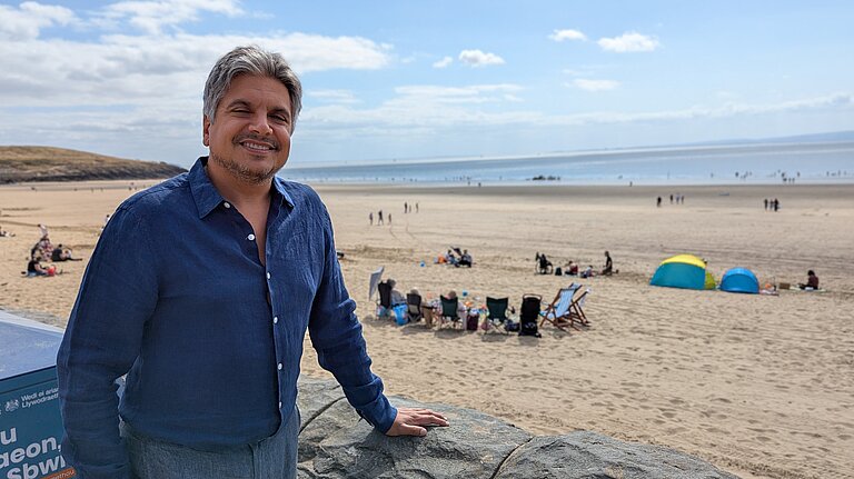 [Translate to Welsh:] Steven Rajam on Beach