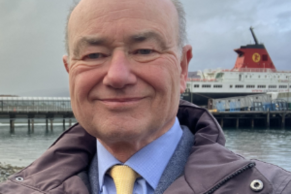 a headshot of Alan Reid