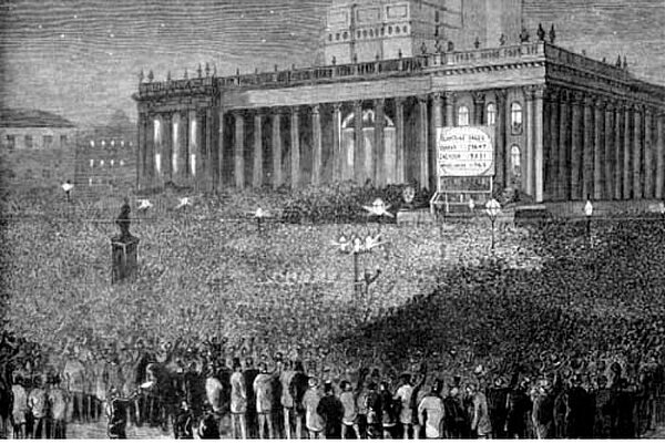 Art of a crowd waiting outside Leeds Town Hall to see them elect a Liberal Party candidate during the 1880 general elections.