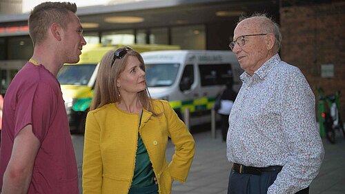 Cllr Rachel Bentley talking to concerned residents at Guy's Hospital