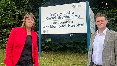 Jane Dodds MS and David Chadwick MP in front of Brecon Hospital