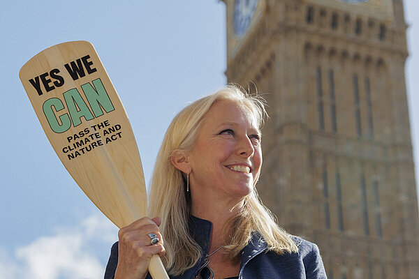 Roz Savage holding the ZeroHour "yes we can" paddle