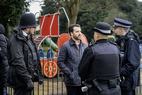 Bobby talk with police