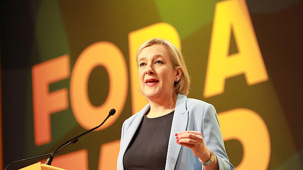 Lisa Smart speaks at conference